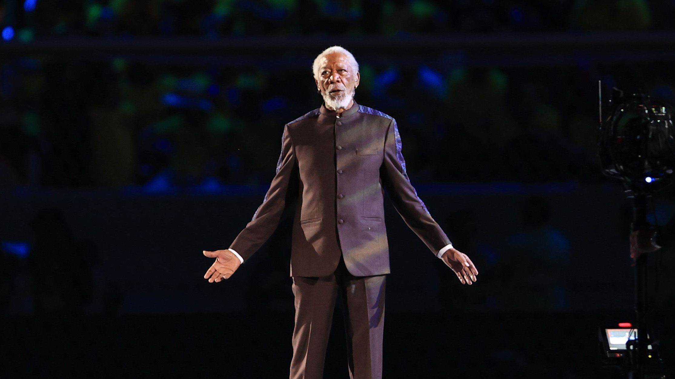 Ator Morgan Freeman conduz a cerimônia de abertura da Copa do Mundo do Catar.