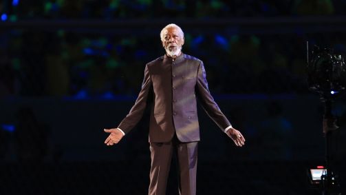 Ator Morgan Freeman conduz a cerimônia de abertura da Copa do Mundo do Catar.