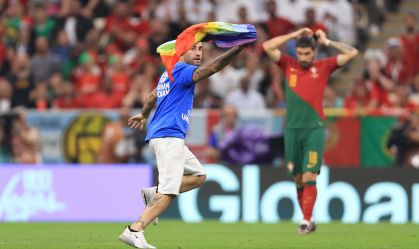 Torcedor com uma bandeira do orgulho LGBTQIA+ e vestindo uma camiseta em solidariedade à Ucrânia e às mulheres iranianas invade o jogo entre Portugal e Uruguai pela Copa do Mundo no Catar