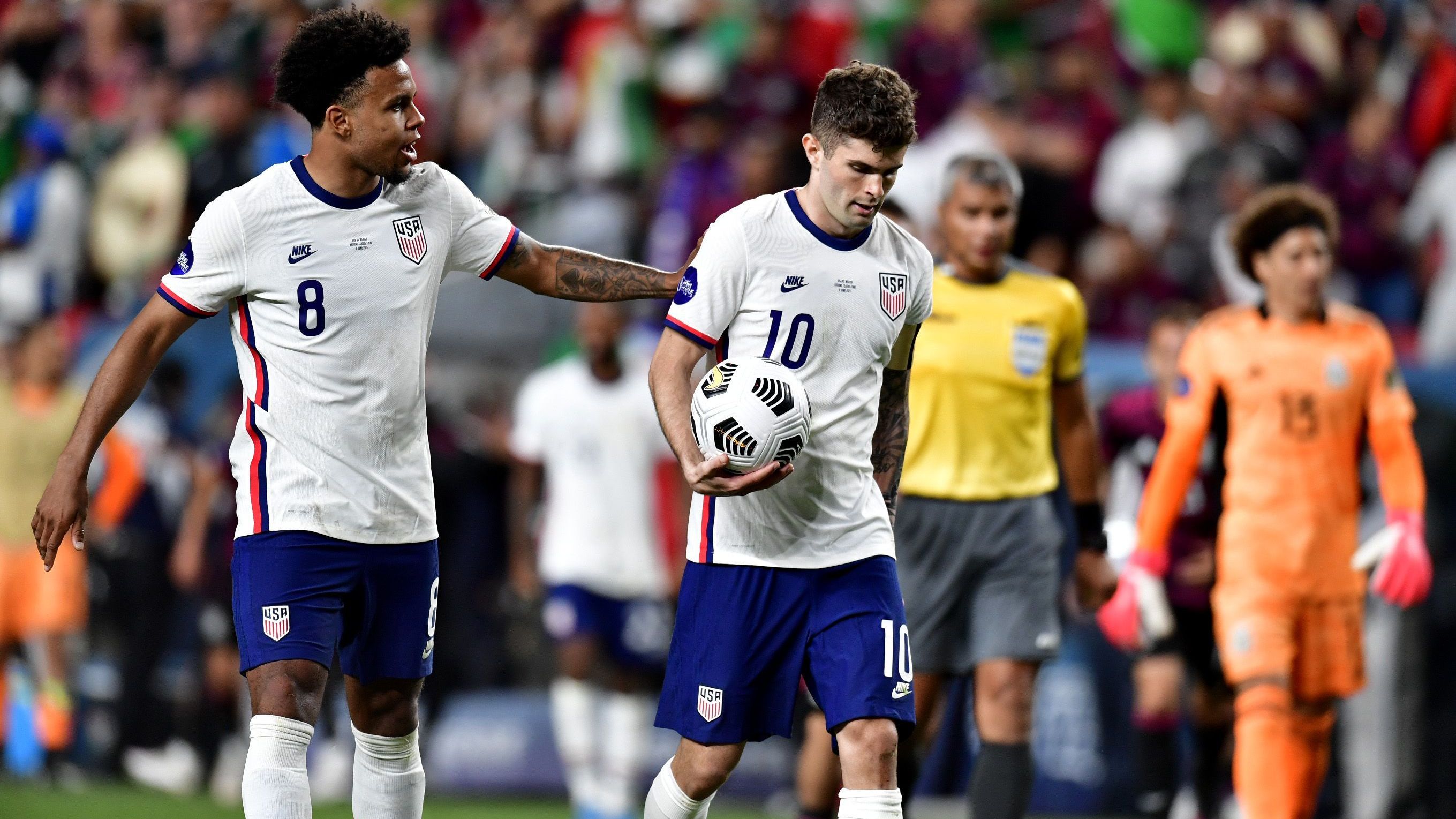 Weston McKennie e Christian Pulisic em jogo da seleção dos EUA