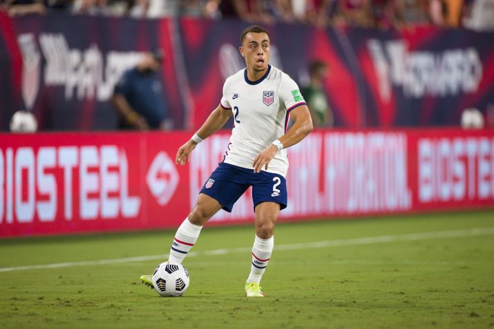 Sergiño Dest nasceu na Holanda, mas defende os Estados Unidos / Photo by Brett Carlsen/Getty Images