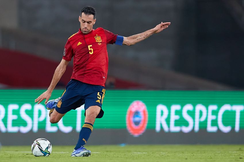 Sergio Busquets durante partida entre Espanha e Suécia, válida pelas Eliminatórias da Copa do Mundo do Catar / Getty Images