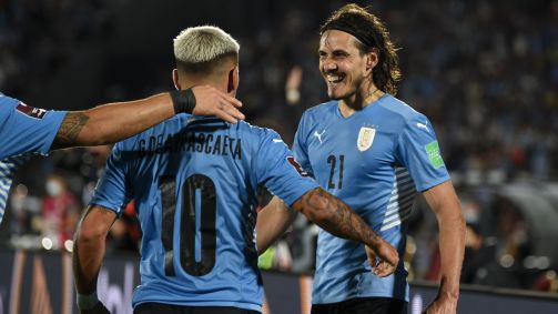 Edinson Cavani e Giorgian de Arrascaeta comemoram gol do Uruguai contra a Venezuela