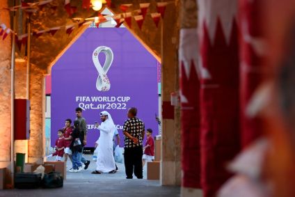 A marca da Copa do Mundo de 2022 é vista no Souq Waqif, em Doha, Qatar