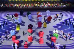 Artistas dançam durante cerimônia de abertura da Copa do Mundo do Catar.