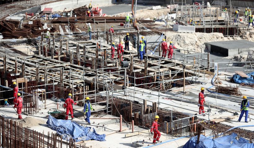 Trabalhadores no Al Bayat Stadium, em 2017 / Photo by Lars Baron/Bongarts/Getty Images