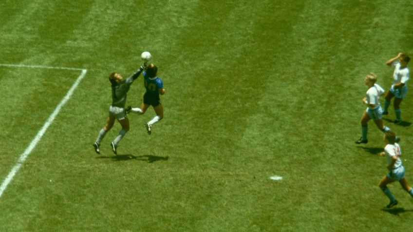 Momento do gol de Maradona que ficou conhecido como "La mano de Diós" • Photo by Allsport/Getty Images