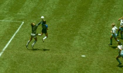 Momento do gol de Maradona que ficou conhecido como "La mano de Diós"