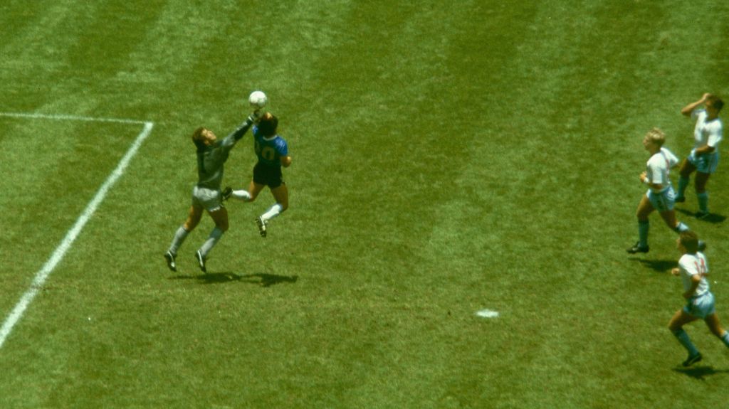 Momento do gol de Maradona que ficou conhecido como "La mano de Diós"