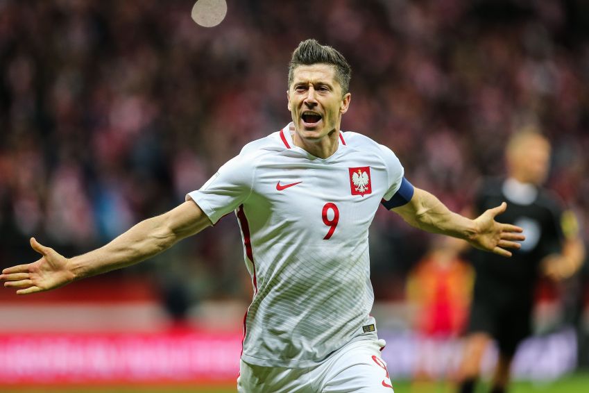 Lewandowski comemora gol marcado contra Montenegro, em 2017 / Getty Images