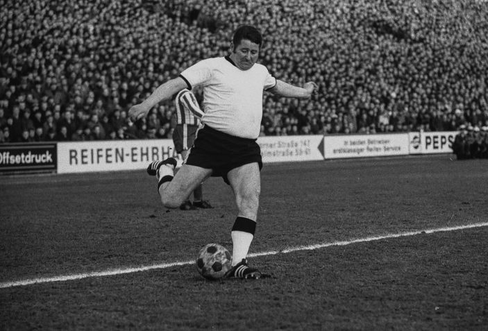 Helmut Rahn possui 10 gols marcados em duas edições da Copa do Mundo, entrando para o ranking dos principais artilheiros das Copas / Photo by Rustullstein bild via Getty Images