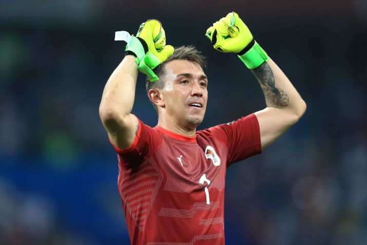 Fernando Muslera nasceu na Argentina e atua pelo Uruguai / Photo by Simon Stacpoole/Offside/Getty Images