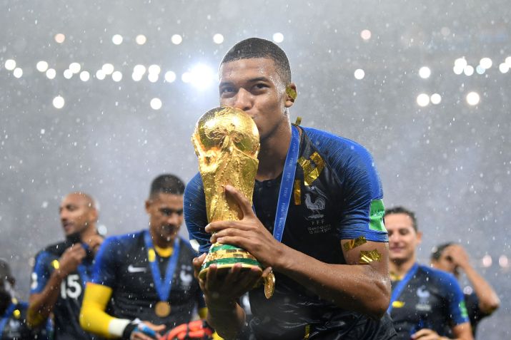 Mbappe levantando o troféu da Copa do Mundo de 2018 / Photo by Matthias Hangst/Getty Images