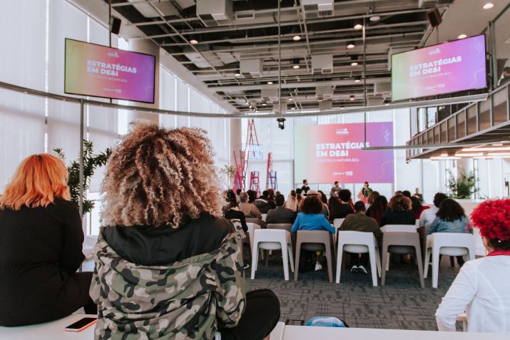 O Café Profissas vai reunir porta-vozes do Mercado Livre e da B3, na próxima terça-feira (29). / Divulgação