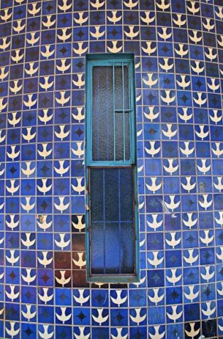 Azulejos da igrejinha Nossa Senhora de Fátima, em Brasília, uma das obras mais conhecidas de Athos Bulcão / Fundação Athos Bulcão
