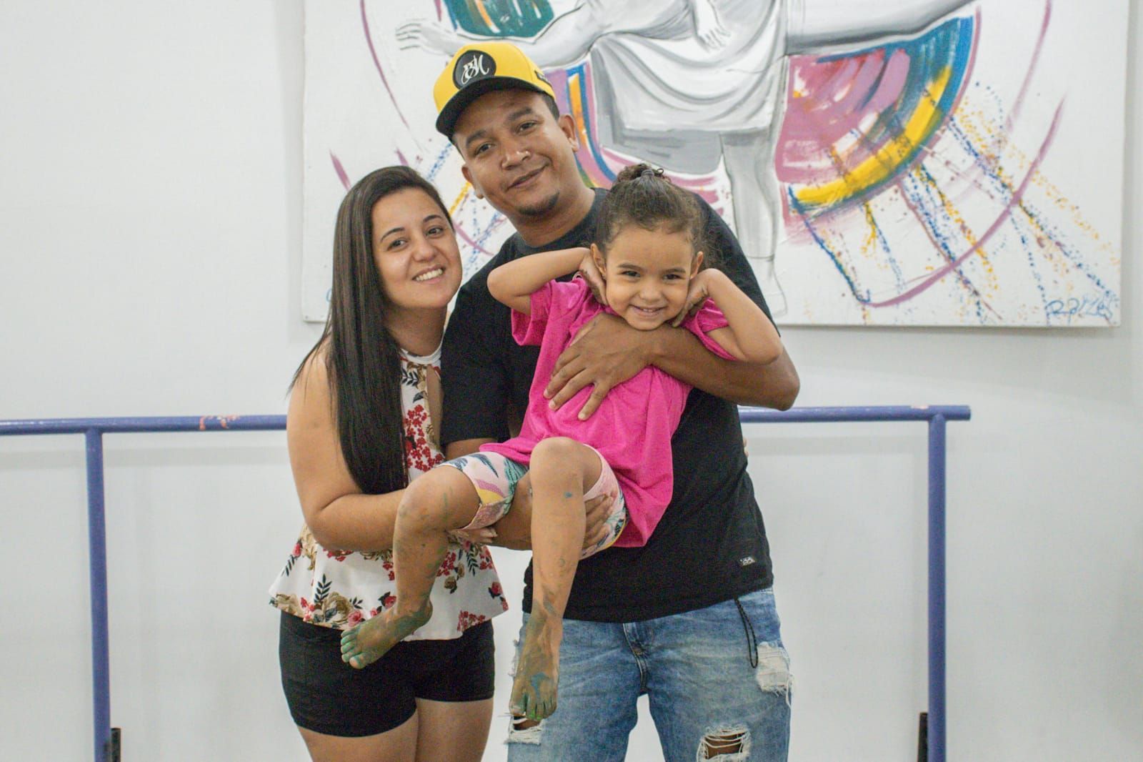 Cecília e os pais durante ensaio de ballet; menina de 4 anos viralizou após dormir durante apresentação / Reprodução/Arquivo familiar