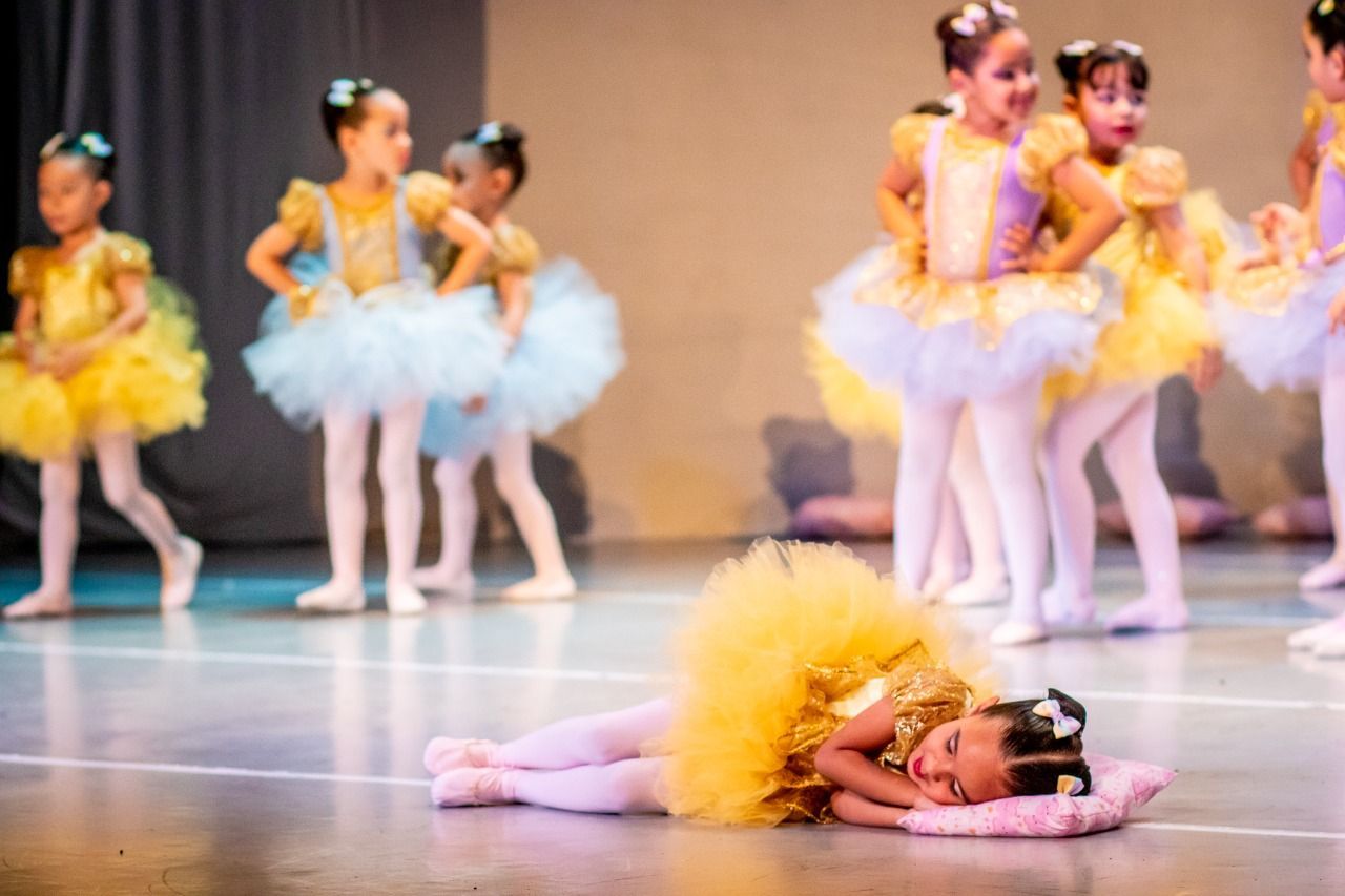 A pequena Cecília virou sensação na internet após dormir durante a apresentação de ballet