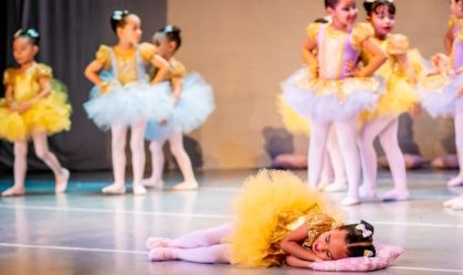 “Acorda, Cecília!”: menina dorme durante apresentação de ballet e conquista a internet
