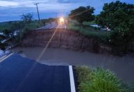 Chuva forte abre cratera em rodovia de Sergipe e deixa uma pessoa morta