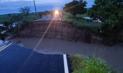 Chuva forte abre cratera em rodovia de Sergipe e deixa uma pessoa morta