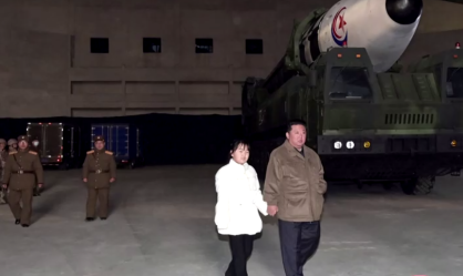 Kim Jong Un aparece com filha pela 1ª vez durante lançamento de míssil balístico