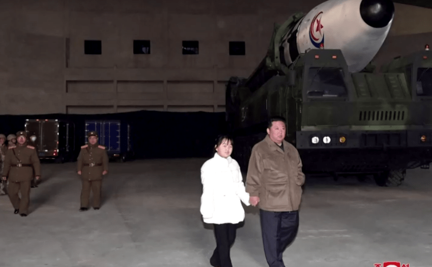 Kim Jong Un aparece em público com sua filha pela primeira vez / Reprodução/Reuters
