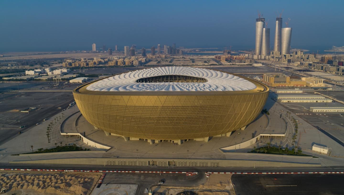 O estádio Lusail receberá a final da Copa do Mundo; seu design foi inspirado nas projeções de luz e sombra das tradicionais lanternas “fanar”. / Divulgação