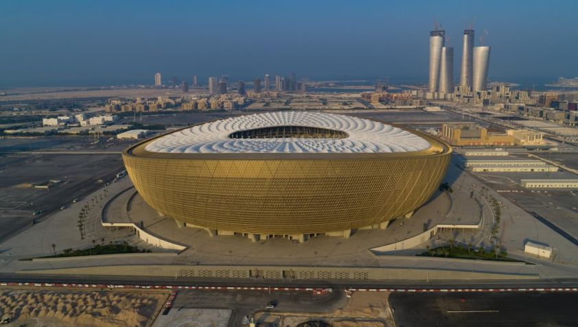 O estádio Lusail receberá a final da Copa do Mundo; seu design foi inspirado nas projeções de luz e sombra das tradicionais lanternas “fanar”. / Divulgação