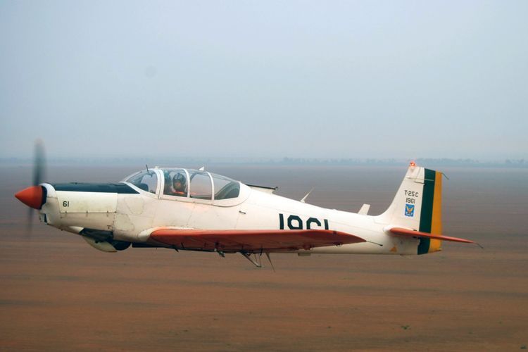 Avião modelo T-25 da FAB