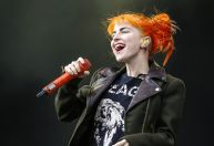 Vocalista do Paramore, Hayley Williams muda letra durante show para criticar falha técnica