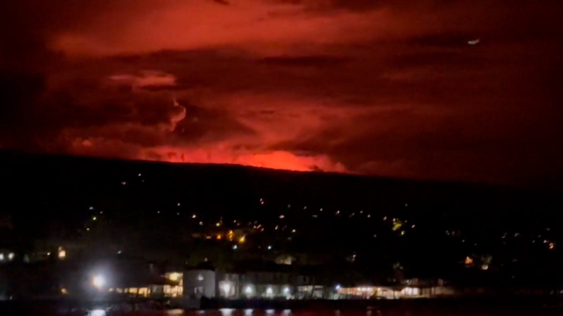 O maior vulcão ativo do mundo, Mauna Loa, está em erupção pela primeira vez em quase 40 anos / Cortesia/Matthew Liano