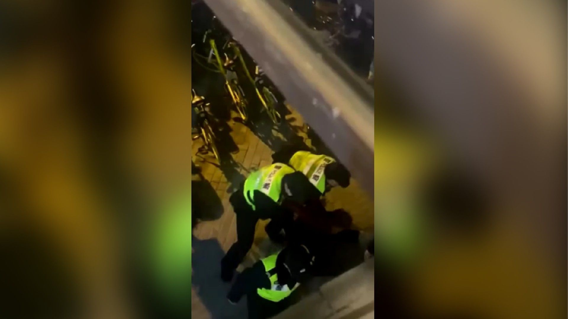 Jornalista da BBC é "espancado e chutado pela polícia" durante protestos na China