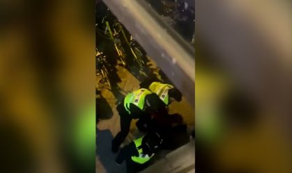 Jornalista da BBC é "espancado e chutado pela polícia" durante protestos na China