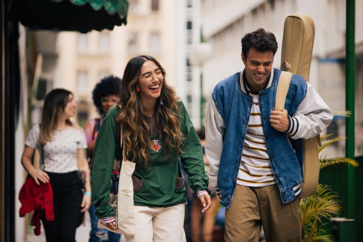 Ana Caetano e Pedro Calais em "Tá Tudo Certo", série do Disney+ / Divulgação/Disney