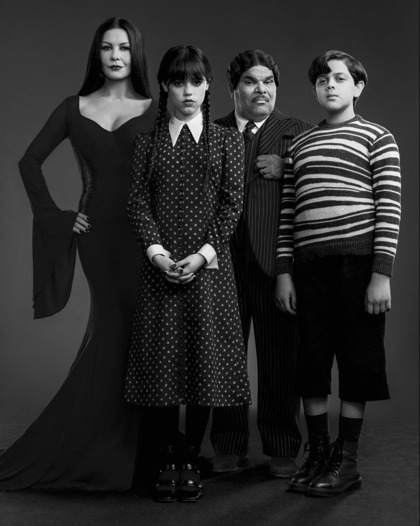 Catherine Zeta-Jones como Mortícia Adams, Jenna Ortega como Wandinha Addams, Luis Guzmán como Gomez Addams, Issac Ordonez como Pugsley Addams / Divulgação/Netflix