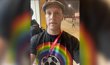 Jornalista americano é detido em estádio por usar camisa favorável à causa LGBT+