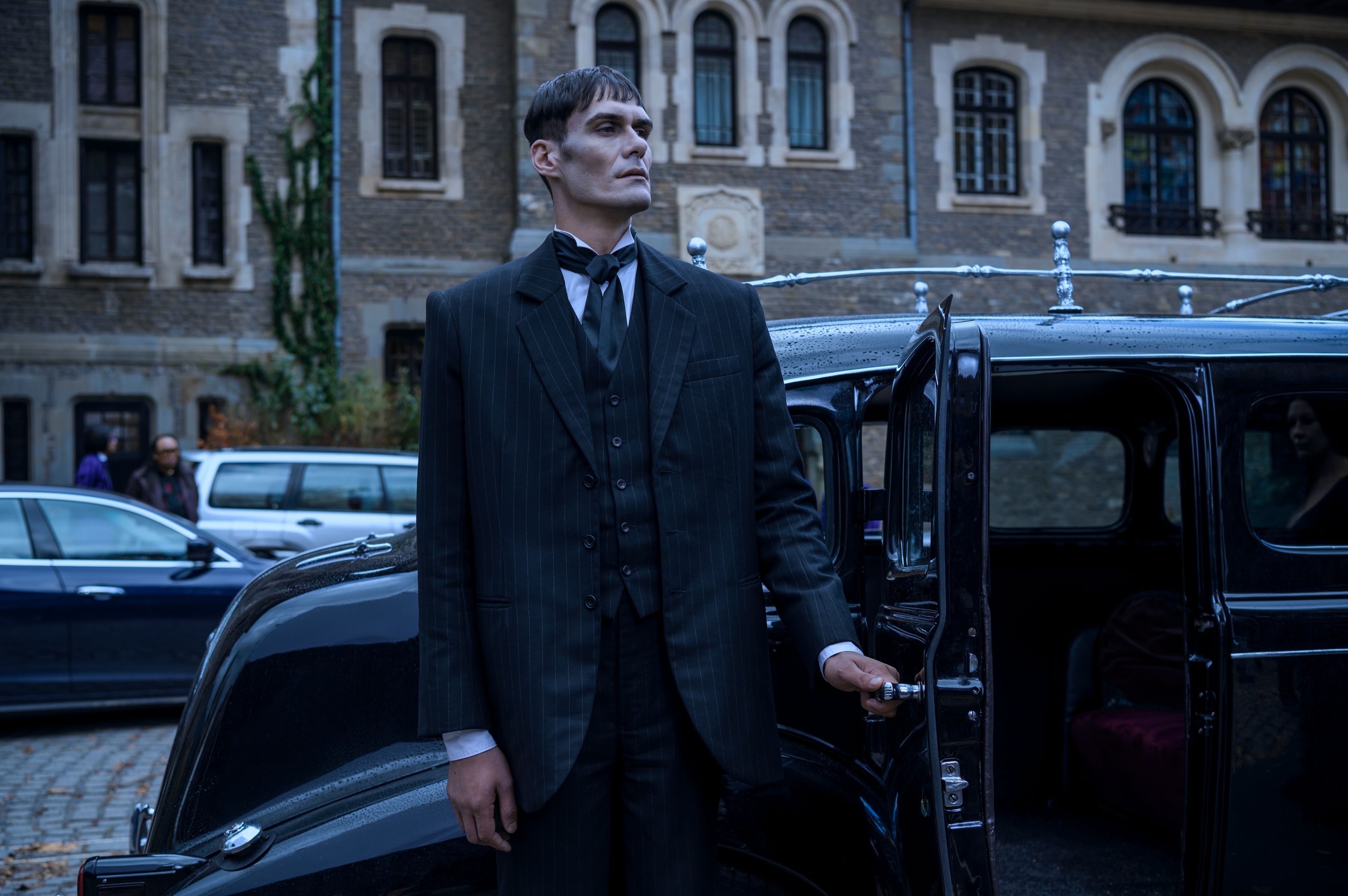 George Burcea como Lurch / Divulgação/Netflix