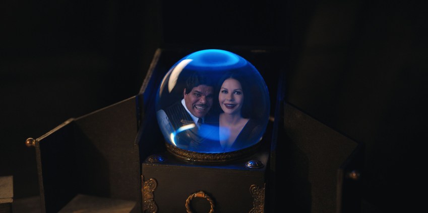 Luis Guzmán como Gomez Addams e Catherine Zeta-Jones como Mortícia Adams / Divulgação/Netflix