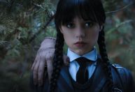 Netflix revela imagens de bastidores de personagem enigmático de “Wandinha”