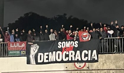 Gaviões da Fiel desfaz bloqueios de apoiadores de Bolsonaro em viagem para jogo do Corinthians. Torcedores estenderam faixa "Somos Democracia".