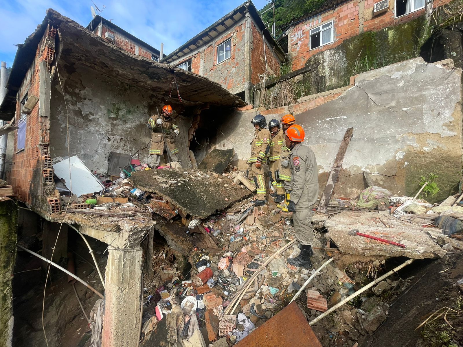Mulher morre após casa desabar na zona norte do Rio de Janeiro
