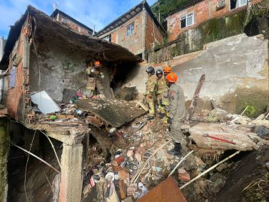 Mulher morre após casa desabar na zona norte do Rio de Janeiro