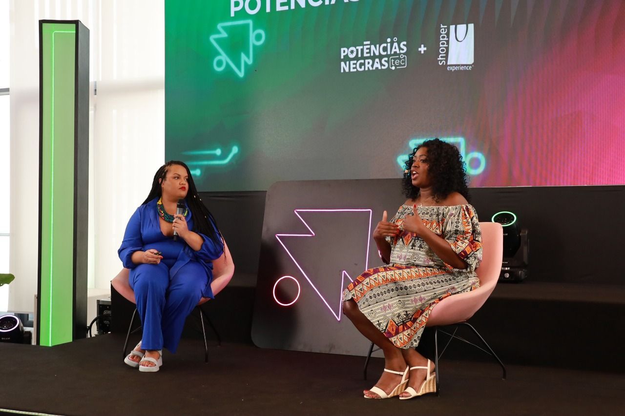 Sônia Lesse e Ana Minuto na apresentação do Potências Negras Tec, maior evento do Brasil com foco na carreira de pessoas negras. Divulgação/Potências Negras Tec.