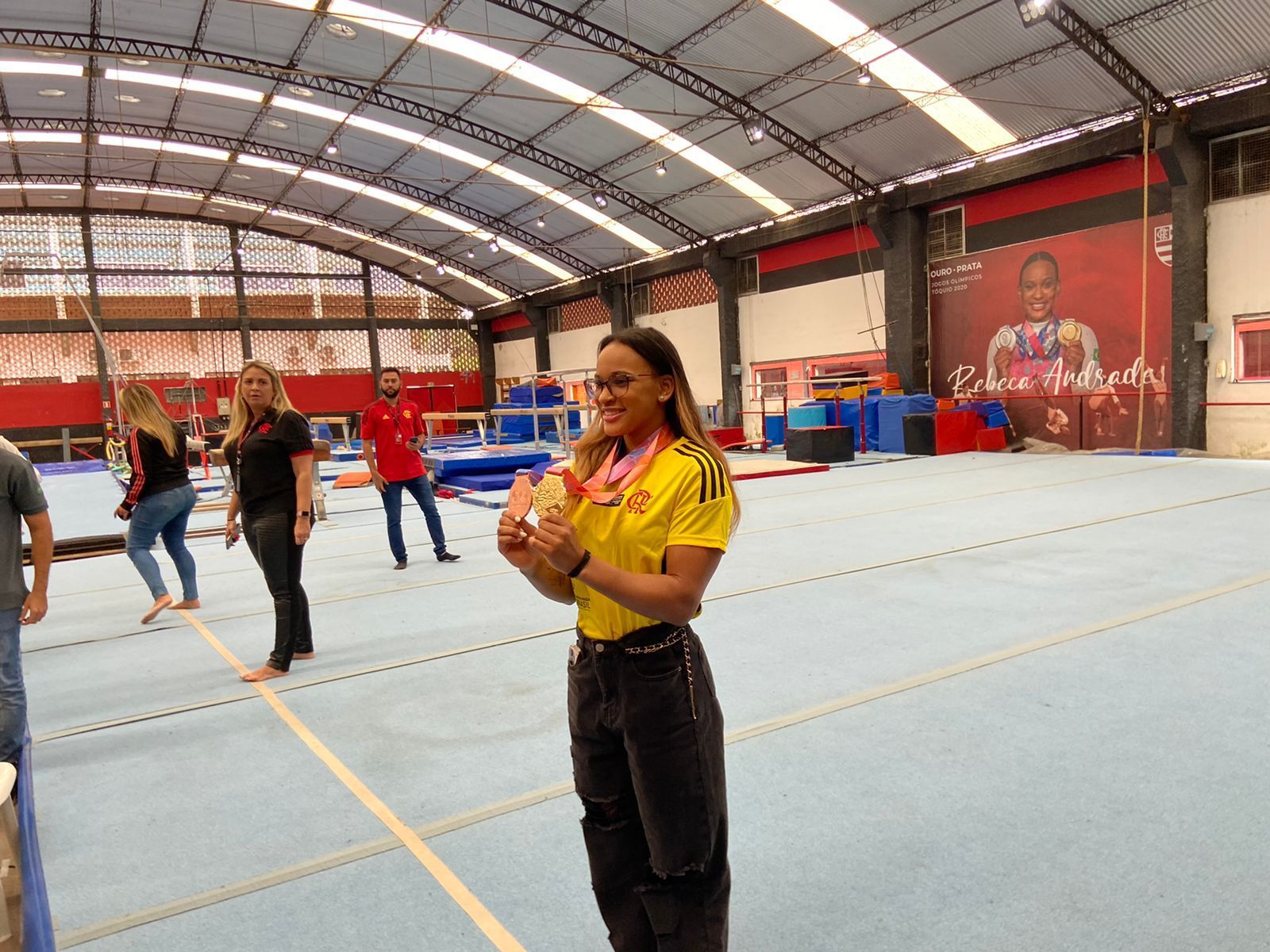 A ginasta Rebeca Andrade após receber medalha de ouro no Mundial / Cleber Rodrigues/CNN