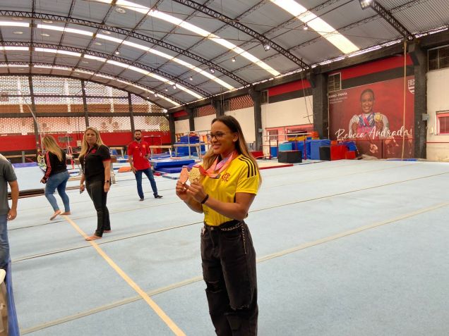 A ginasta Rebeca Andrade após receber medalha de ouro no Mundial / Cleber Rodrigues/CNN