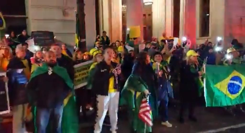 Manifestantes em frente ao hotel em que estavam os ministros do STF / Reprodução/redes sociais