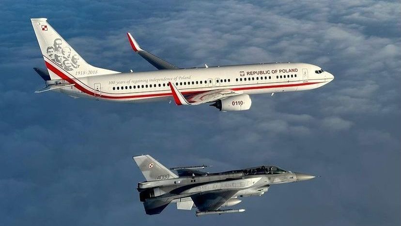Imagem de destaque do post: Avião da Seleção Polonesa é escoltado por caças após queda de míssil russo