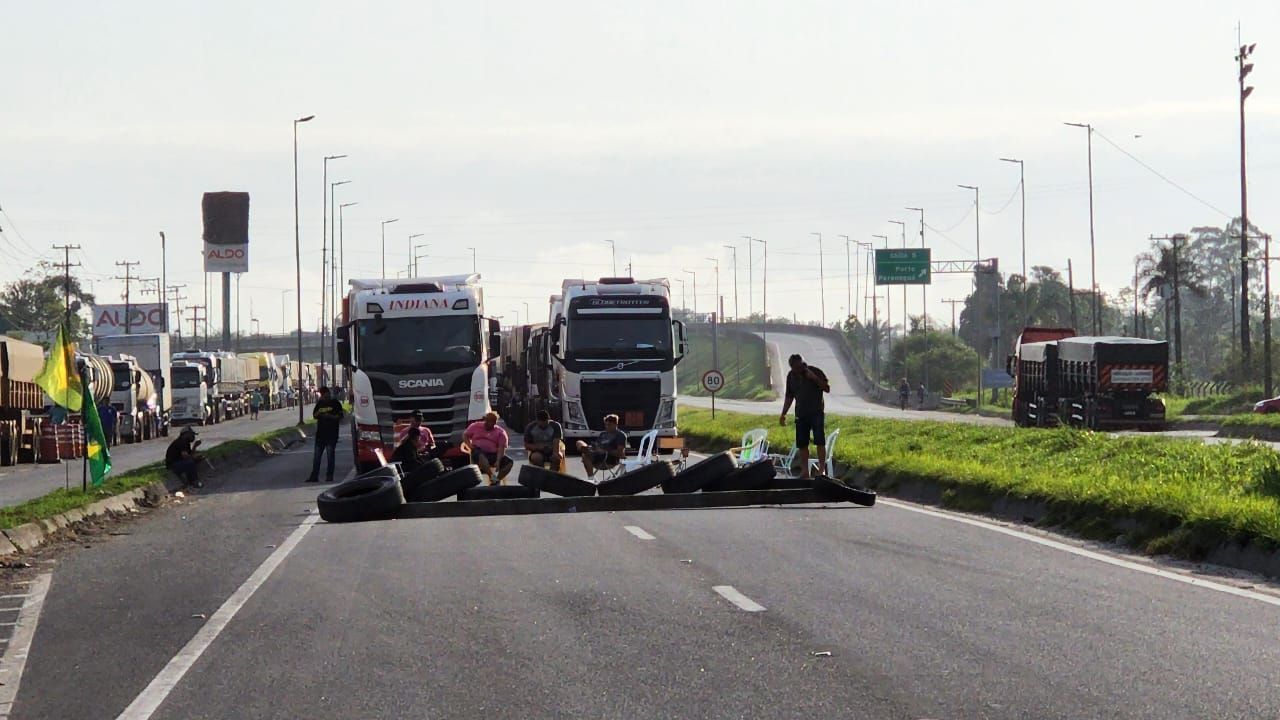 Ponto de bloqueio na BR-277, no município de Paranaguá, no Paraná.
