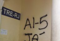 Polícia investiga pichações com alusão à Ditadura Militar no TRE e OAB no RJ