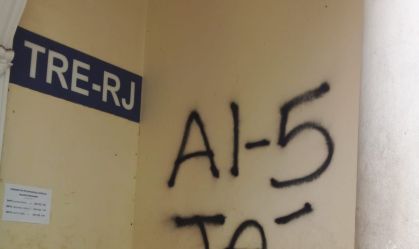 Polícia investiga pichações com alusão à Ditadura Militar no TRE e OAB no RJ